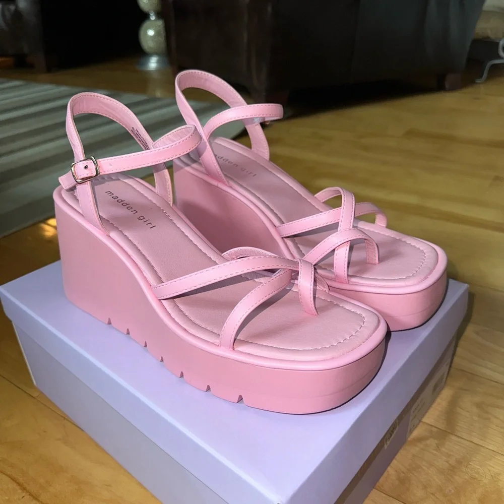 NWT Madden Girl “Vault” Platform Sandal